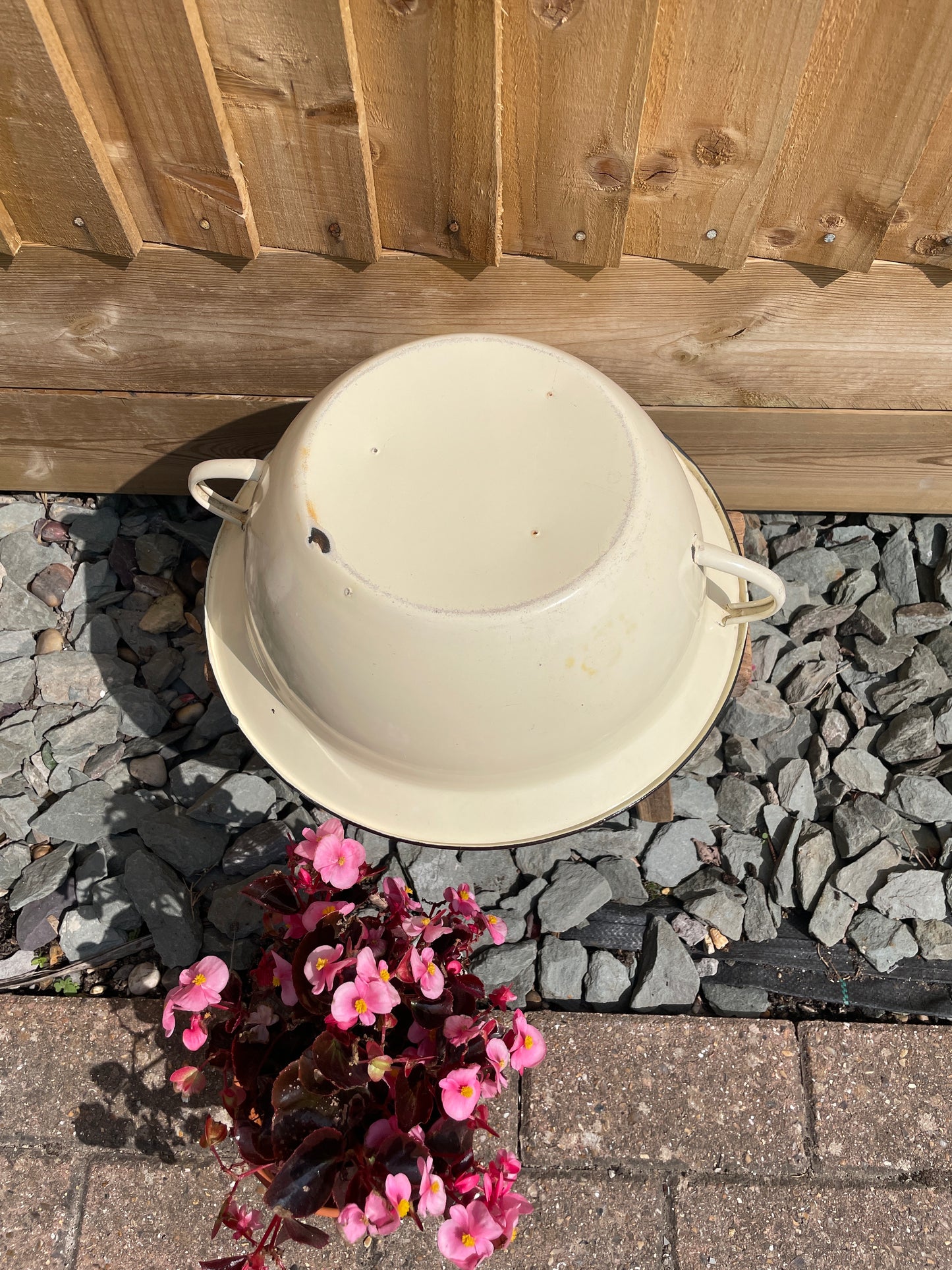 Round enamel 34cm bowl with 2 handles.