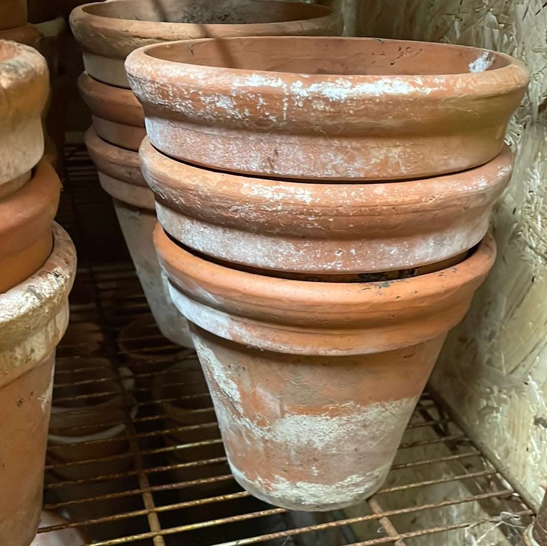 Vintage Sankey terracotta pot D 18cm H 16cm with wide rim.