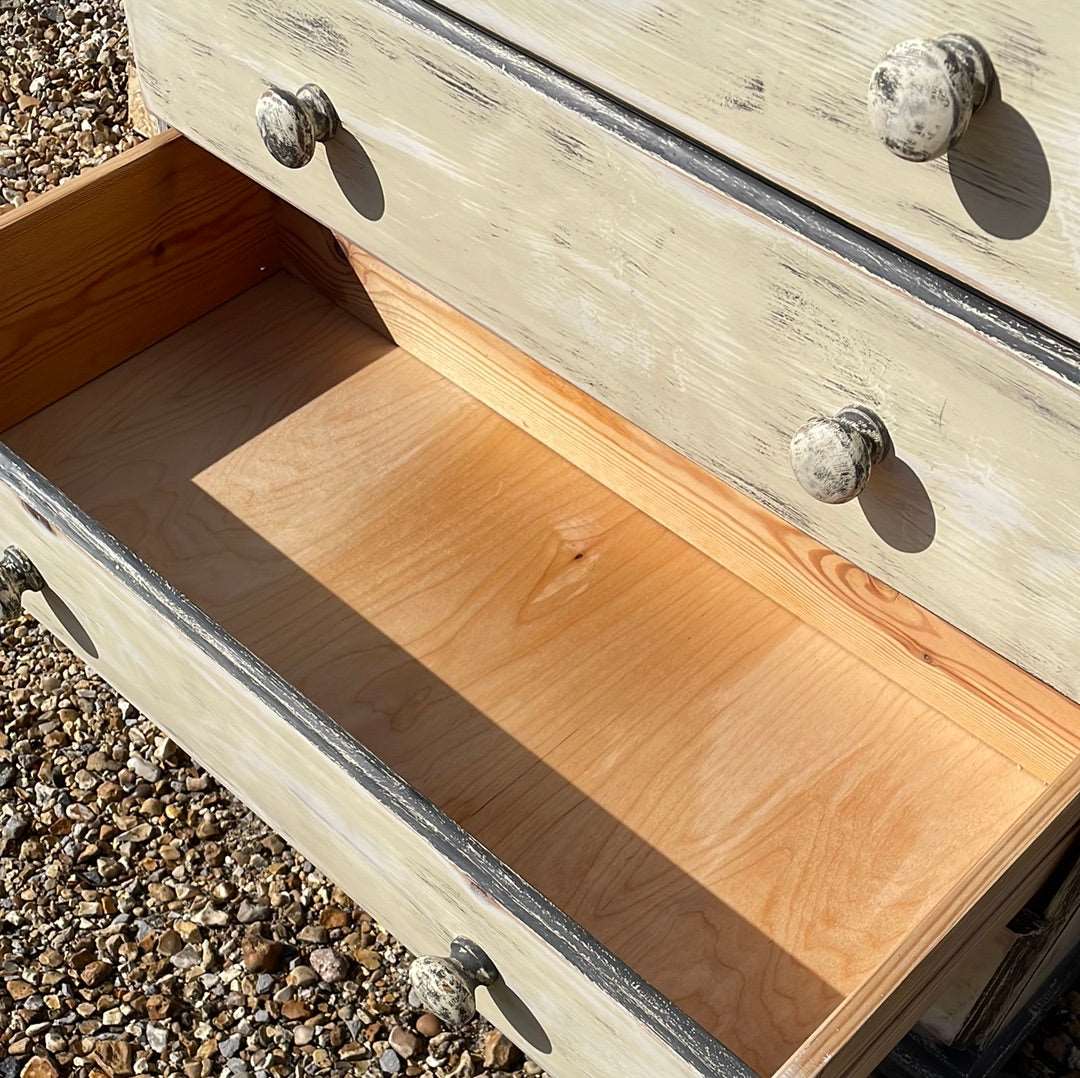 Painted pine chest of 4 drawers.