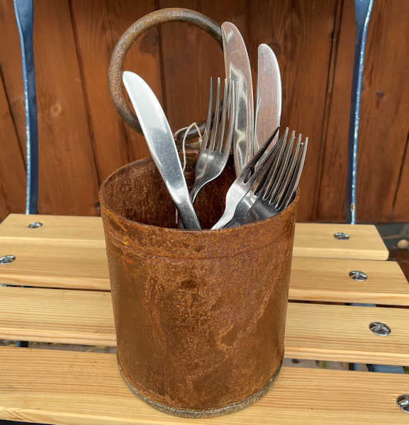 Rustic metal round single pot holder.