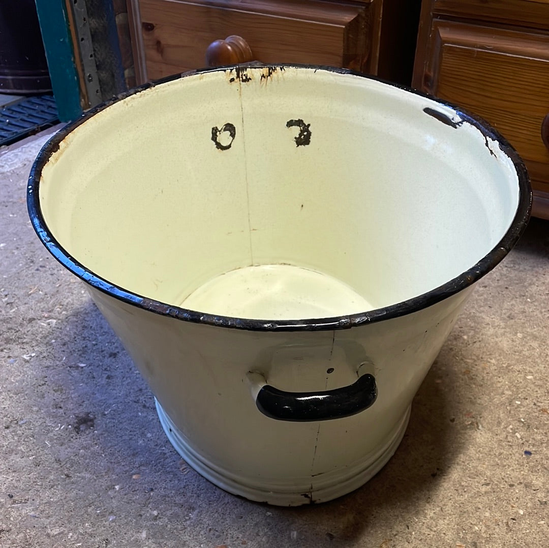 Cream enamel oval tub with two handles 45cm.