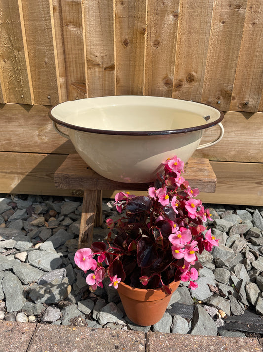 Round enamel 34cm bowl with 2 handles.