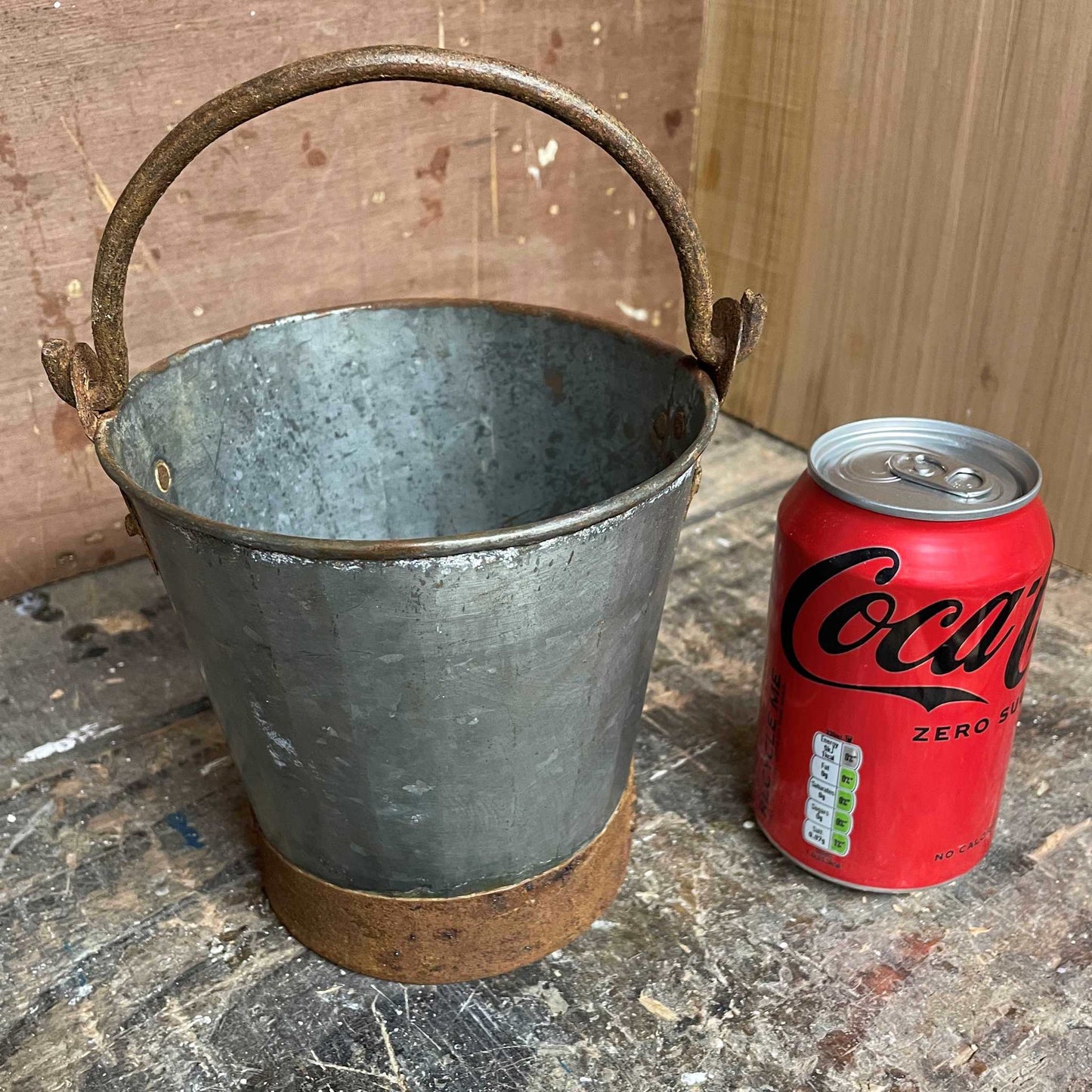 Mini metal rustic bucket with metal handle.