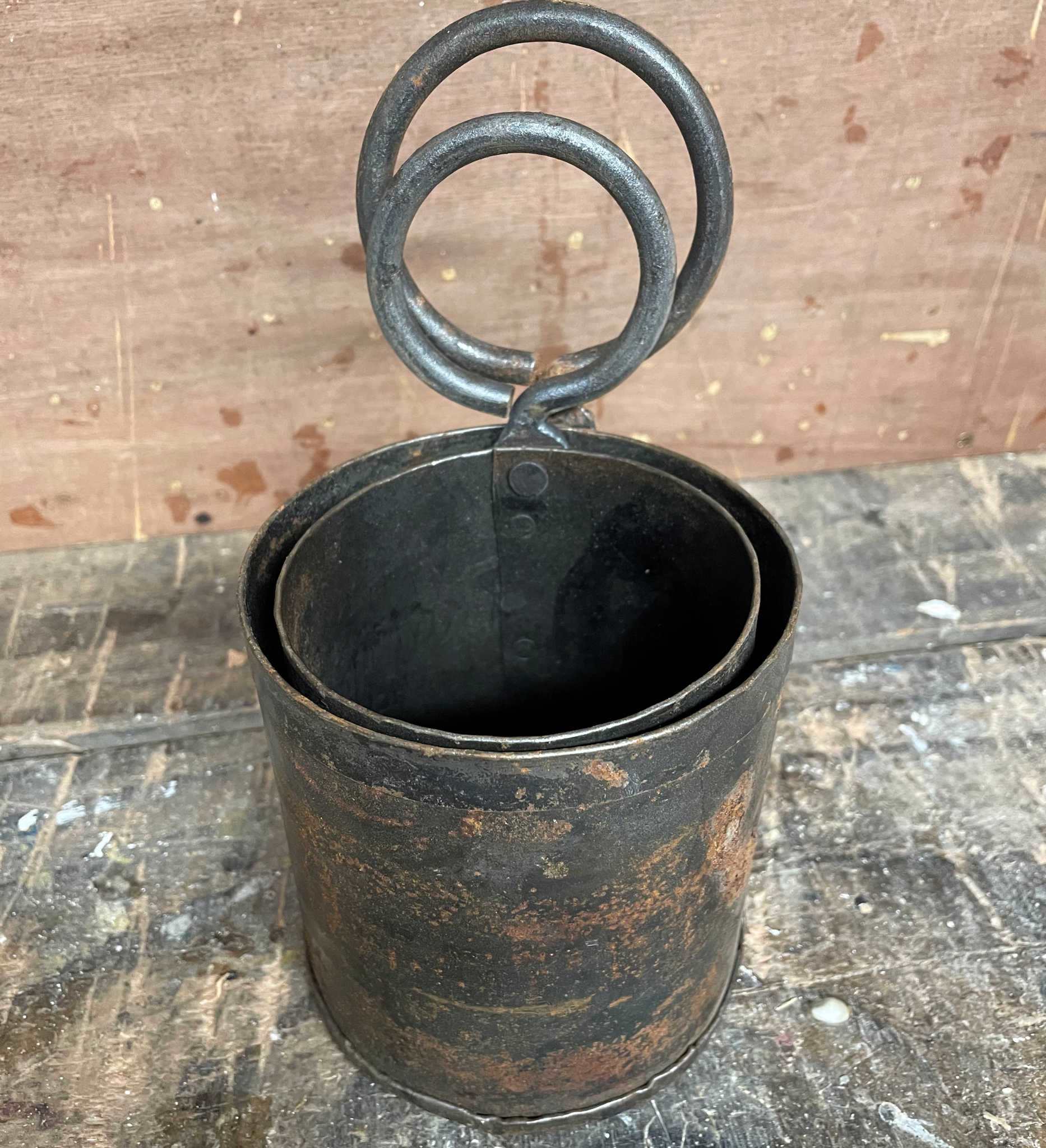 Single round metal pot planter set of 2