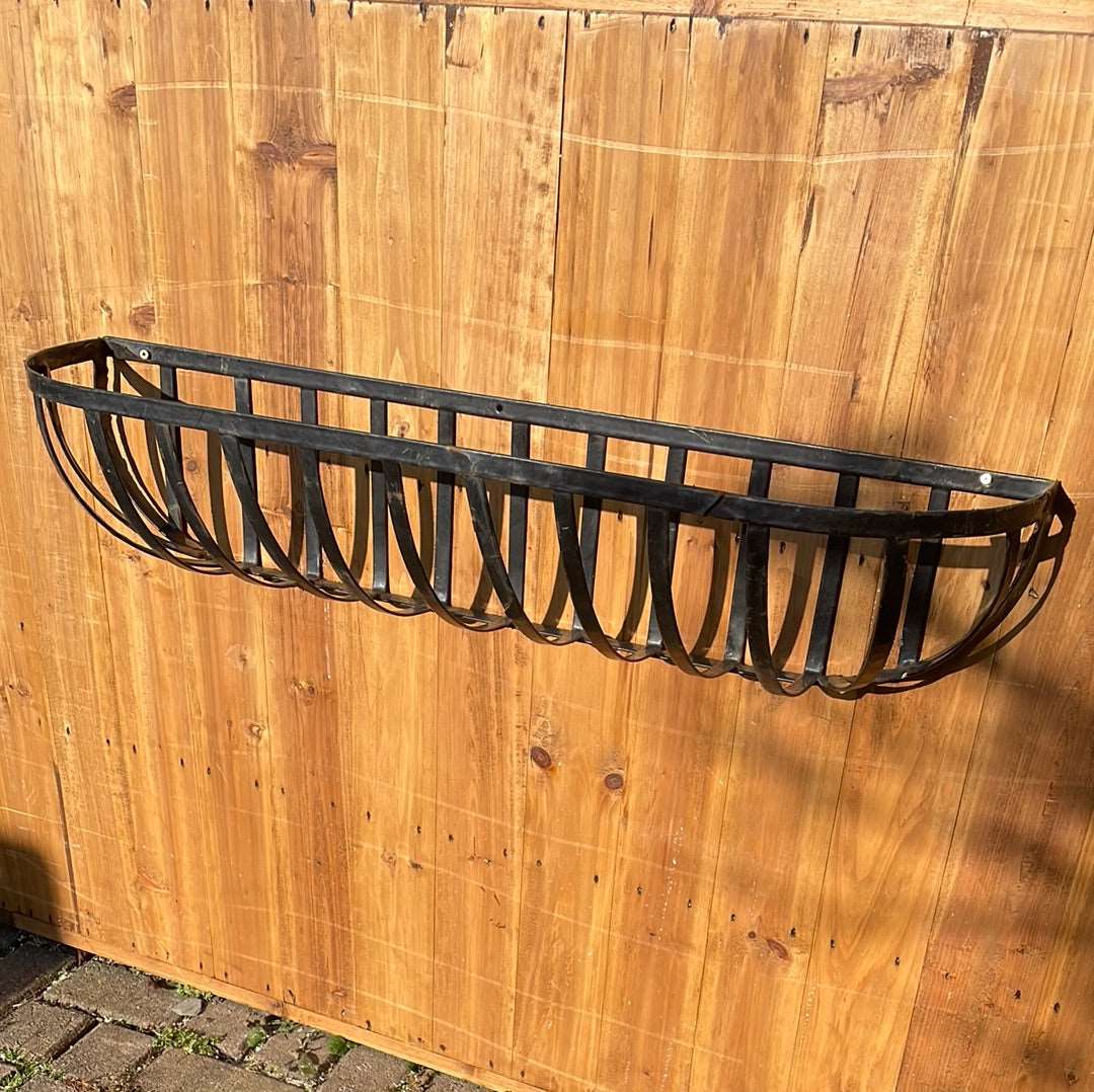 Metal flaky black wall basket planter.