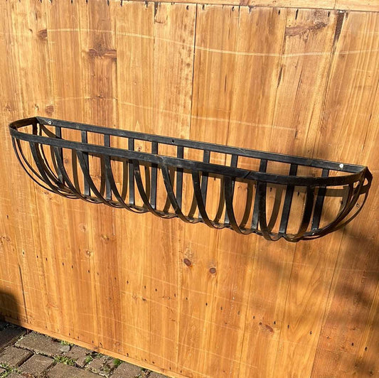 Metal flaky black wall basket planter.