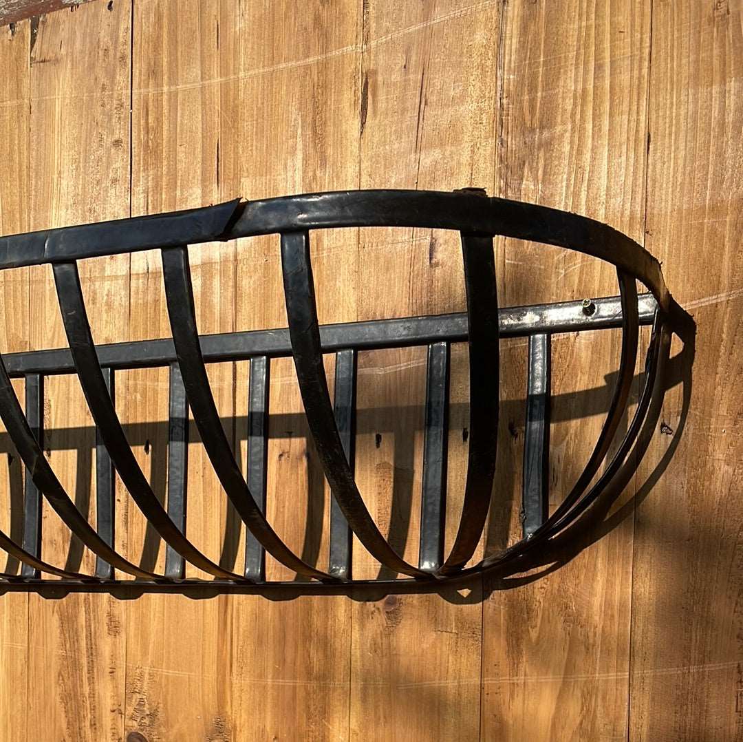 Metal flaky black wall basket planter.