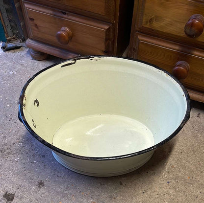 Cream enamel oval tub with two handles 45cm.