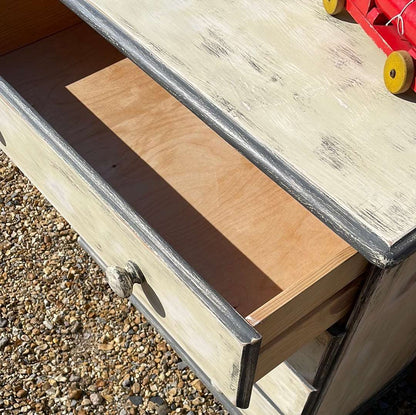 Painted pine chest of 4 drawers.