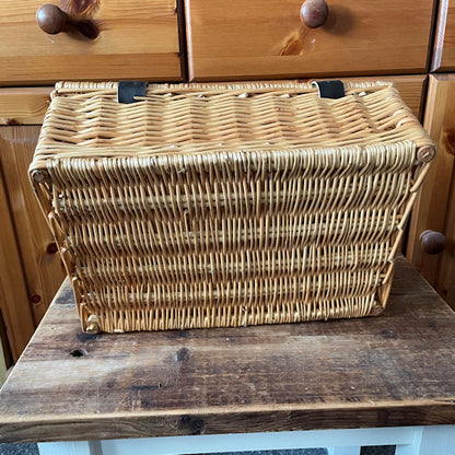 Small wicker hamper basket.