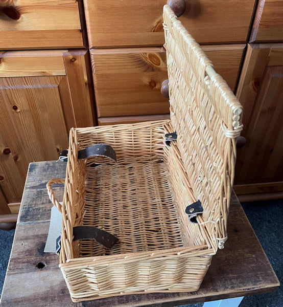 Small wicker hamper basket.