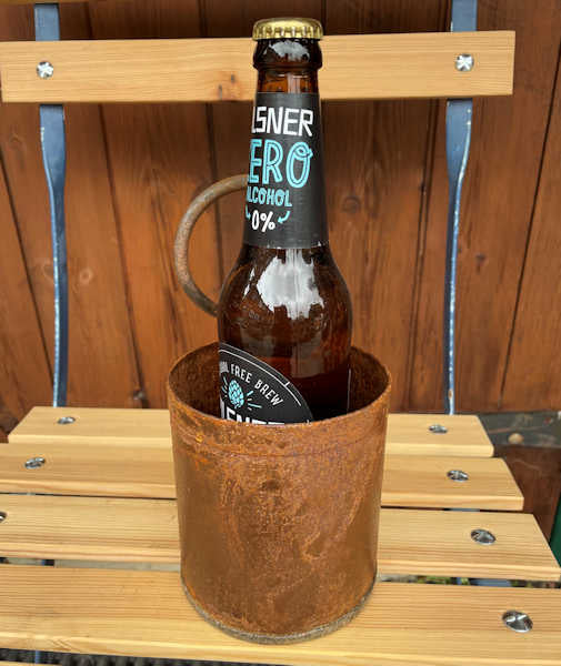 Rustic metal round single pot holder.