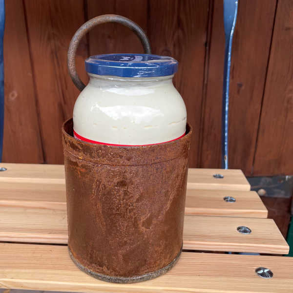 Rustic metal round single pot holder.