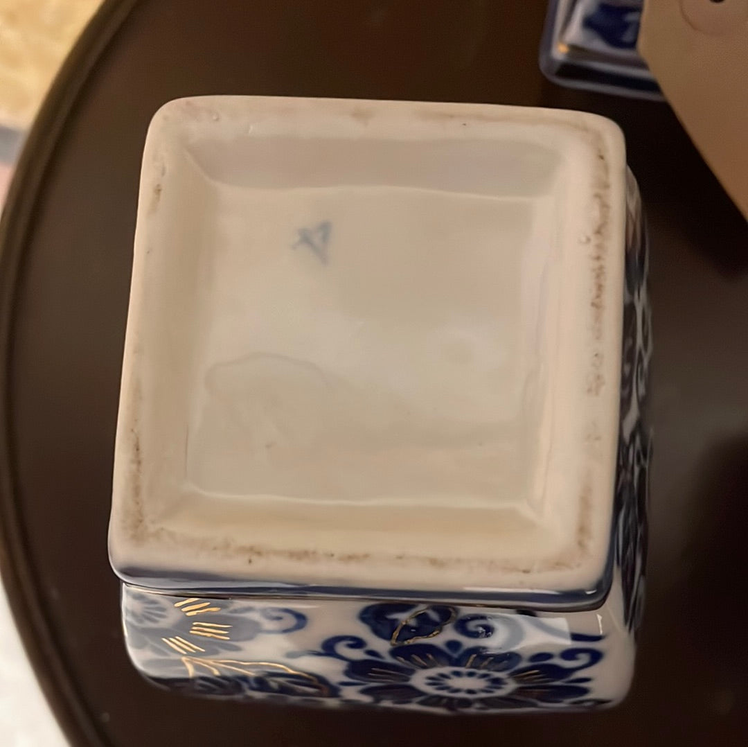 A Set Of Two Blue White And Gold Chinese Urns/Ginger Jars With Lids.